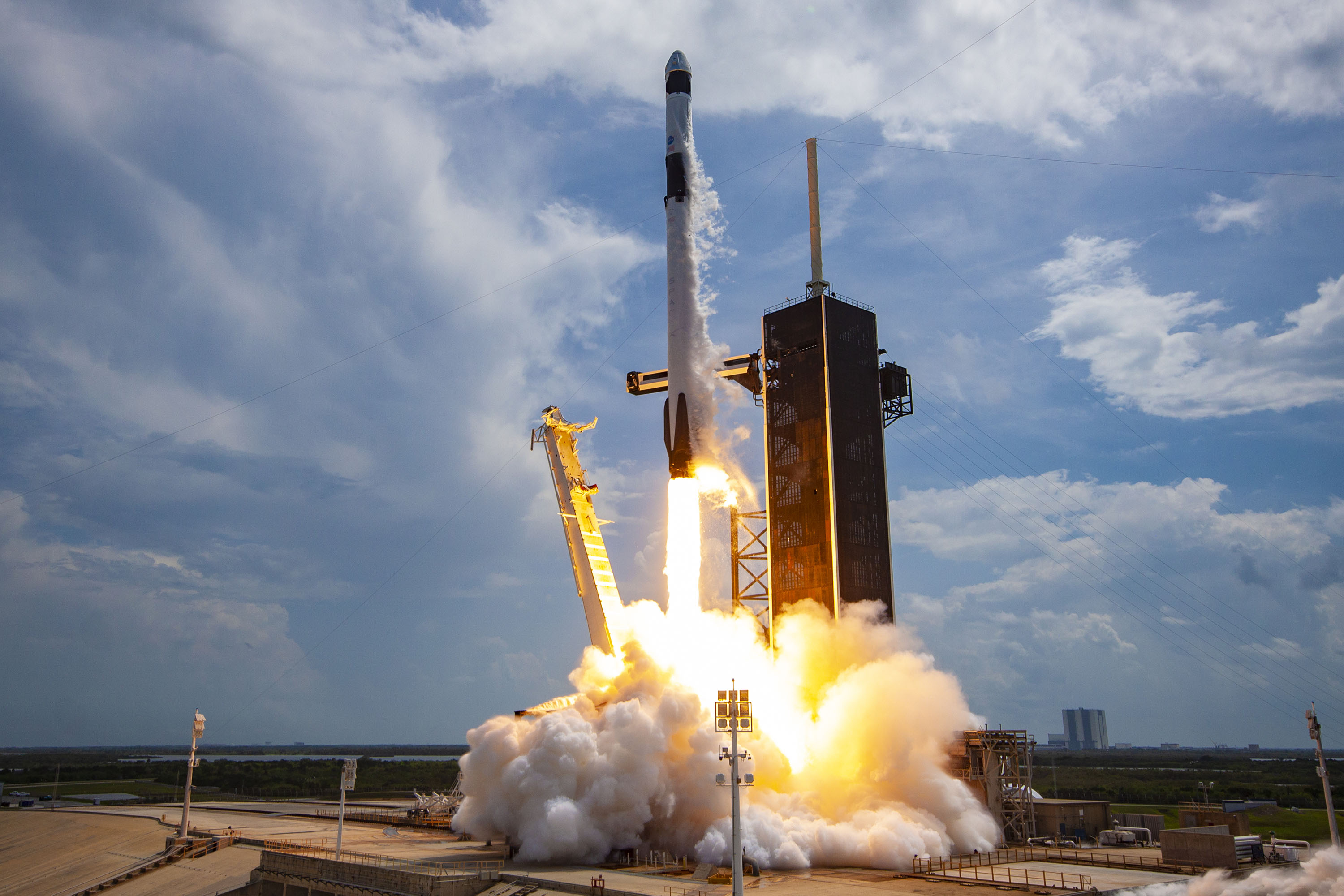 Monitoring meteorological conditions for on rocket launches
