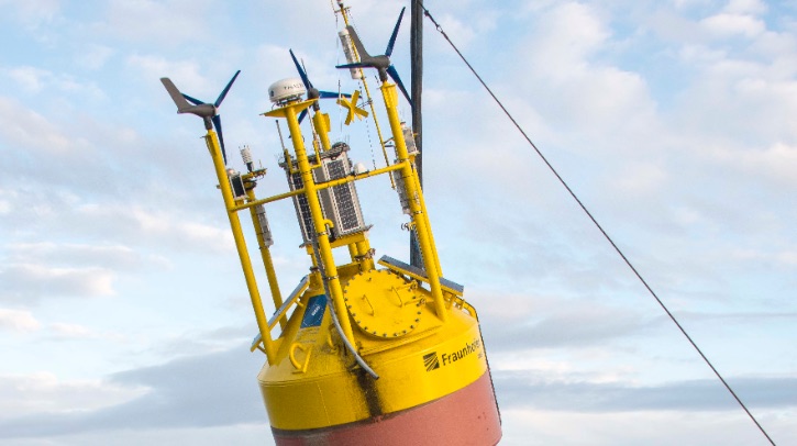 A smart monitoring buoy features photovoltaic modules and wind generators.