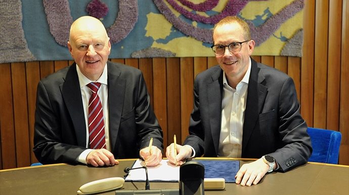 Roar Skålin and Florian Pappenberger sign an amendment to the grant agreement for the Machine Learning Project (MLP).